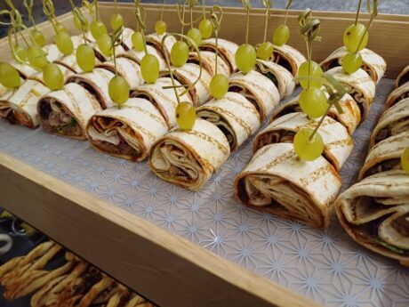 Glutenfreie Wrapröllchen am Spieß mit veganer Füllung
