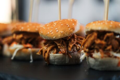 Mini Burger mit BBQ Pulled Pork und Coleslaw