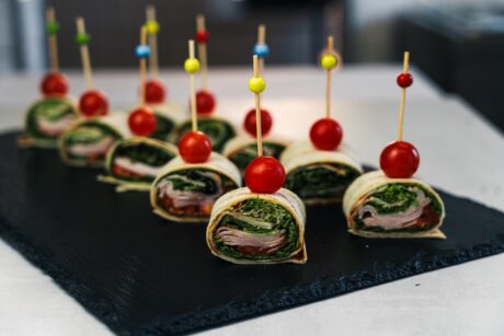 Glutenfreie Wrapröllchen am Spieß mit geräucherte Putenbrust
