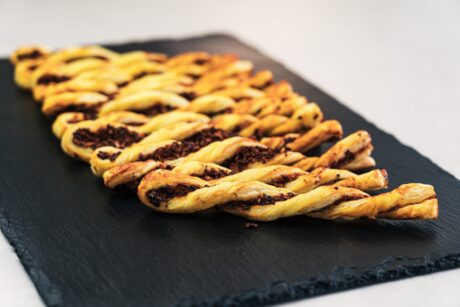 Blätterteigstangen mit BBQ Soße, Röstzwiebel und Sesam